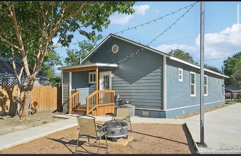 Building Photo - 1006 Center St