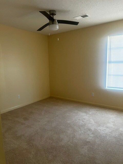 Building Photo - 4 Bed 2 Bath | Move-In Ready