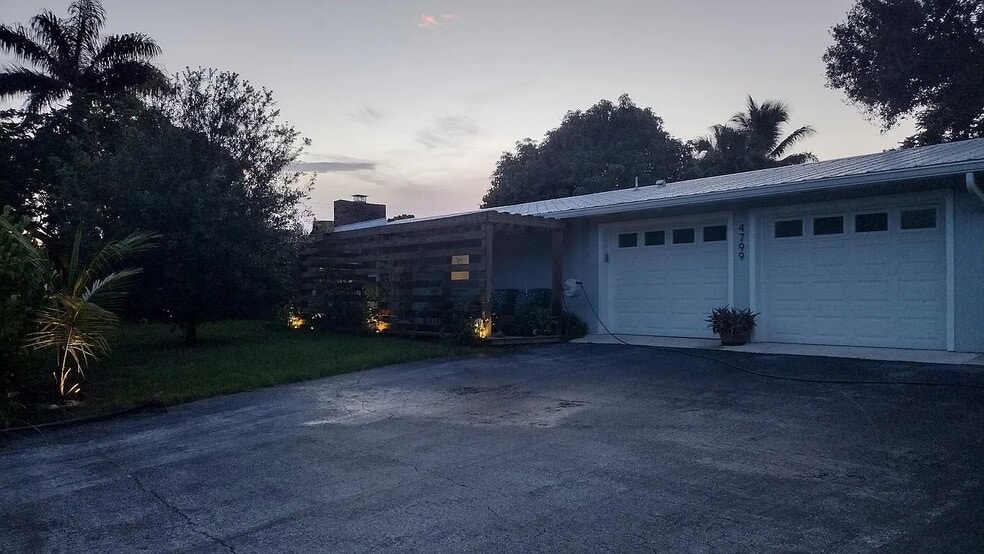 Building Photo - 4799 SE Horseshoe Point Rd