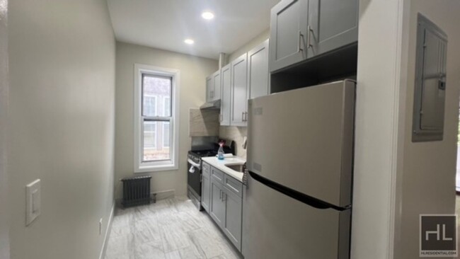 Building Photo - NEWLY  RENOVATED VERY SPACIOUS  2 BEDROOM ...