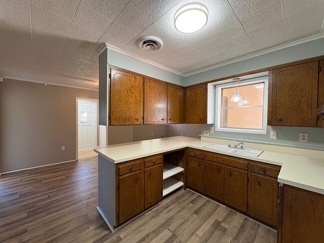 Building Photo - Gorgeous 4 bedroom/1 bath with Central Air and Heat!