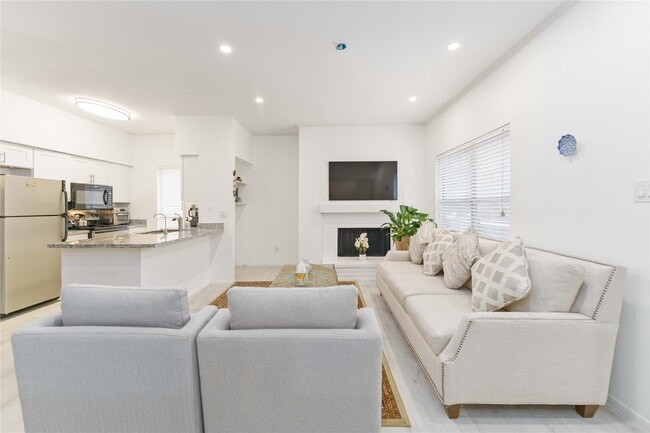 Building Photo - 710 Bering Dr