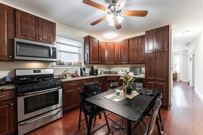 Primary Photo - 2912 N Ridgeway Ave
