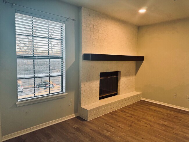 Building Photo - Beautifully Updated 2BR/2BA Condo in Gated Community – Modern Finishes & Pool Access