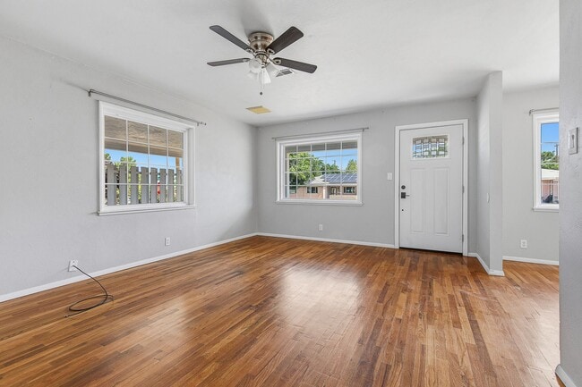 Building Photo - 3 Bedroom 2 Bath Conveniently Located House!