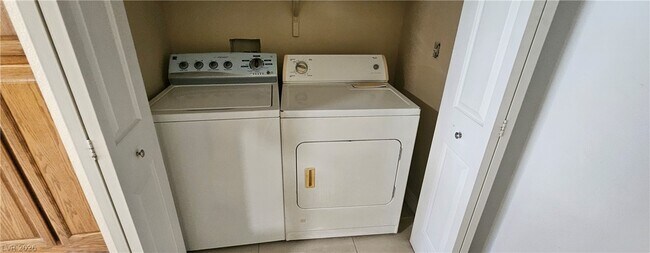 Building Photo - 313 Beethoven St