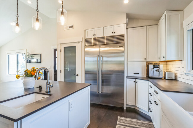 Building Photo - 30 Castlewood Dr