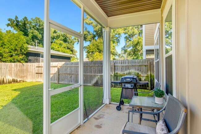 Building Photo - 3 bed East Hill Townhome