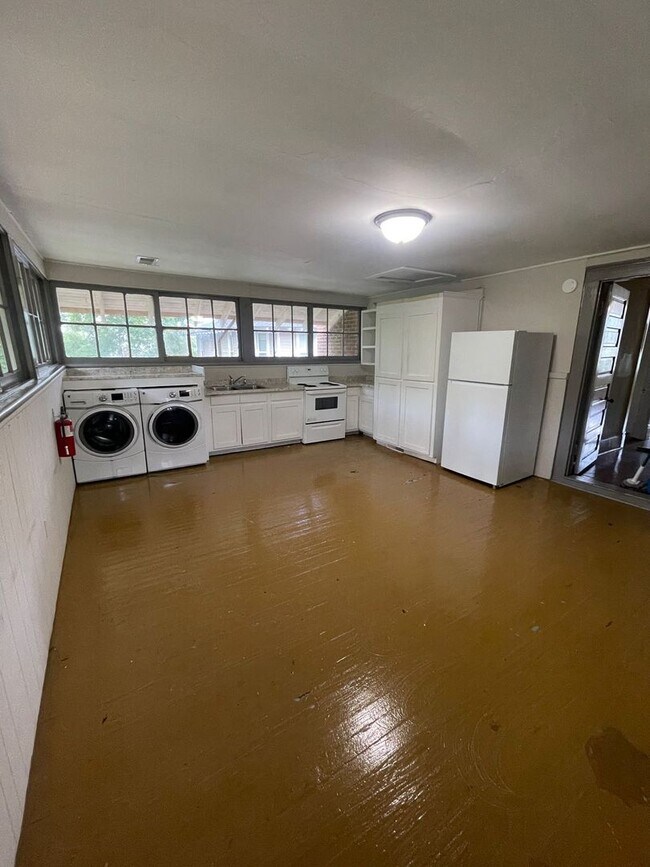 Building Photo - 2712 Preston St. Unit 1/2- UPSTAIRS/PRE-LE...