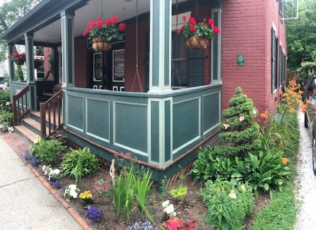 Building Photo - 56 Maple St