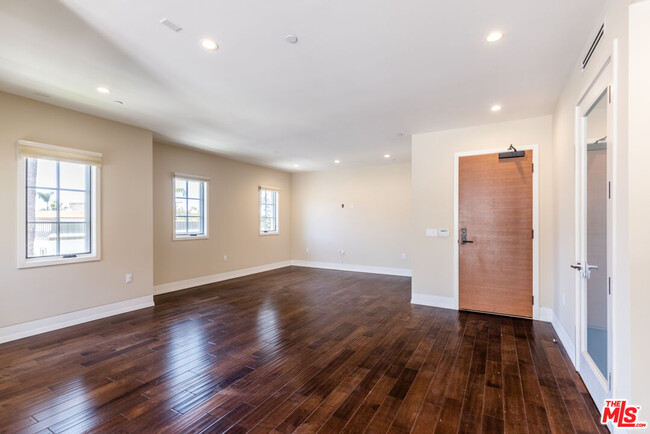 Building Photo - 227 S Hamilton Dr