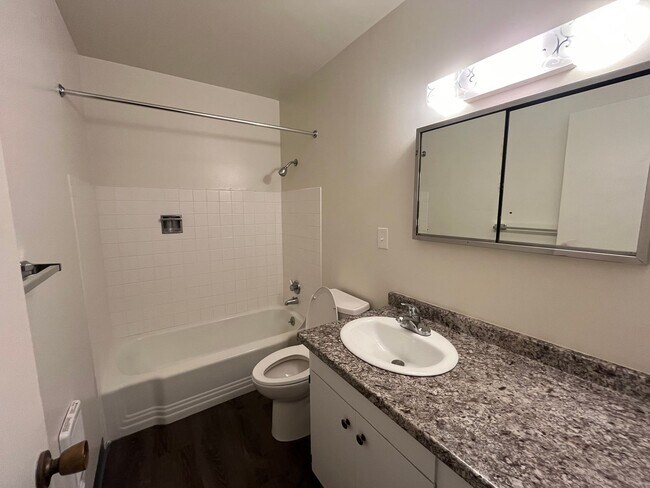 Building Photo - Large 2 BR 1 BA. Tabor/Montavilla!