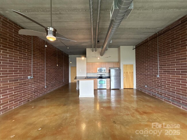 Building Photo - 626 N Graham St