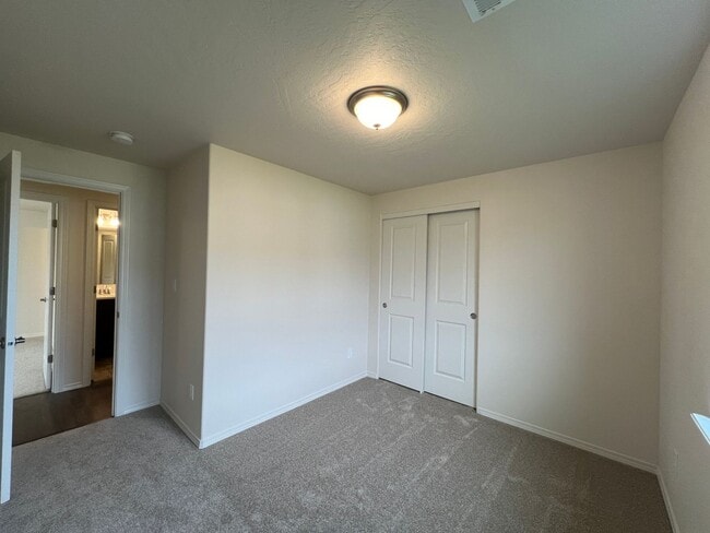 Building Photo - Move in special!