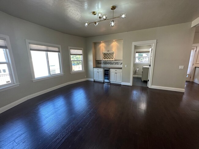 Building Photo - Beautifully Renovated 5 Bedroom Midtown Home