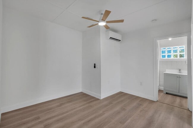 Building Photo - 833 Pinedale Ave