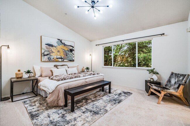Building Photo - RENOVATED 3 BED, 3 BATH KIRKLAND TOWNHOME W GARAGE & EASY COMMUTE!