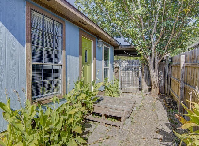 Building Photo - 1807 Briar Hill Dr