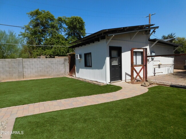 Building Photo - 1618 W Gardenia Dr