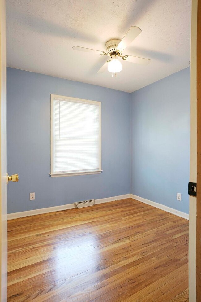 Building Photo - AVAILABLE NOW - Fully Updated 4 Bed / 2 Bath in Gladstone – Open Floor Plan + Large Fenced Yard!