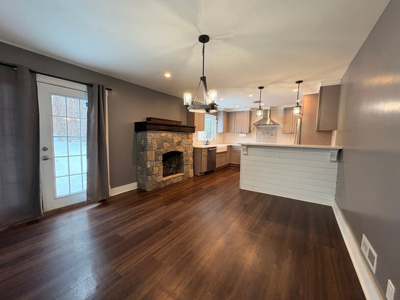 Building Photo - 104 Cottage Rd