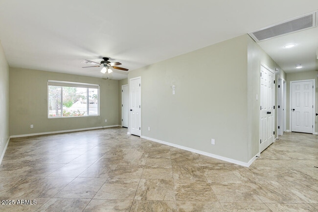 Building Photo - 1968 E Del Rio Dr