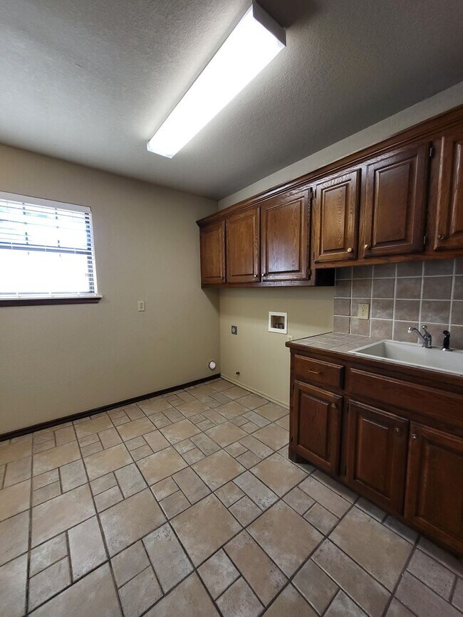 Building Photo - (3) Bed/(2.5) Bath with over 2000sqft in Blanchard Avail NOW!
