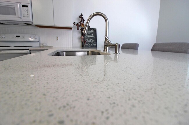 Building Photo - 3 Bedroom Townhouse in Gleneagles Community of Bluewater Bay!
