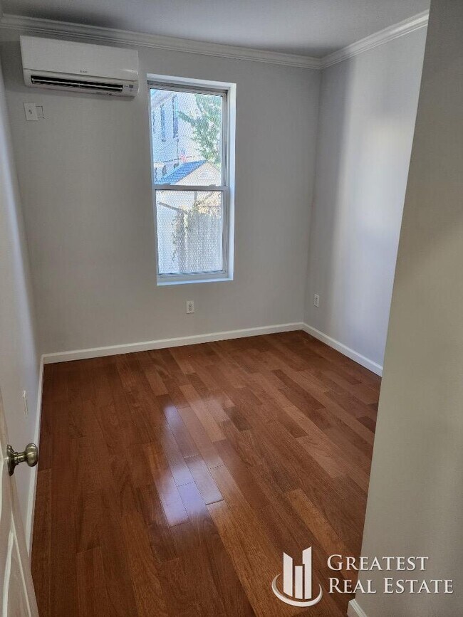 Building Photo - 3 bedroom in SOUTH RICHMOND HILL NY 11419