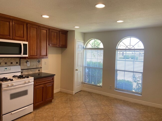 Building Photo - Prairie Oaks 3 Bdrm, 2 bath