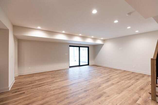 Building Photo - 871 Rosemary Gdns