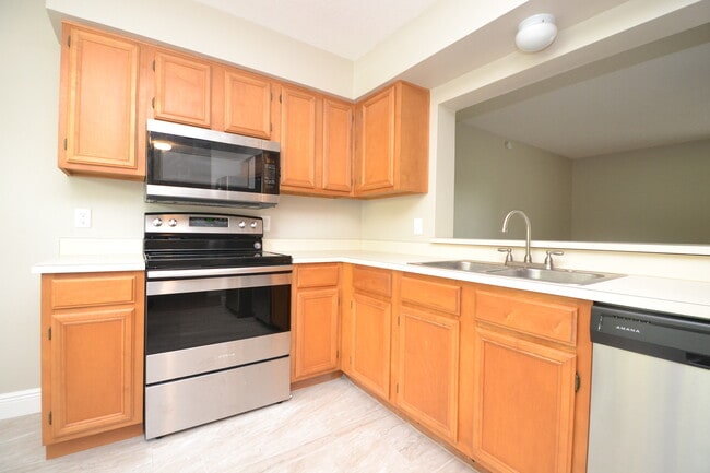 Building Photo - Beautiful 2/2.5 Winter Springs Townhome ~ Newer Paint & Flooring ~ End Unit with Pond View!