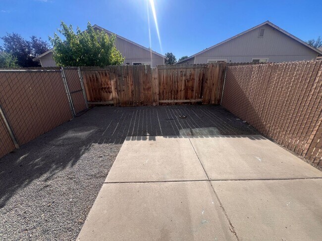 Building Photo - 665 Starlite Dr