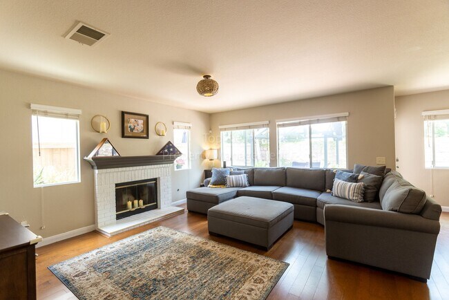 Building Photo - Gorgeous upgraded 4 bed 2.5 bath 2,216 sqft home with Remodeled Kitchen, Hardwood Floors, Tesla S...