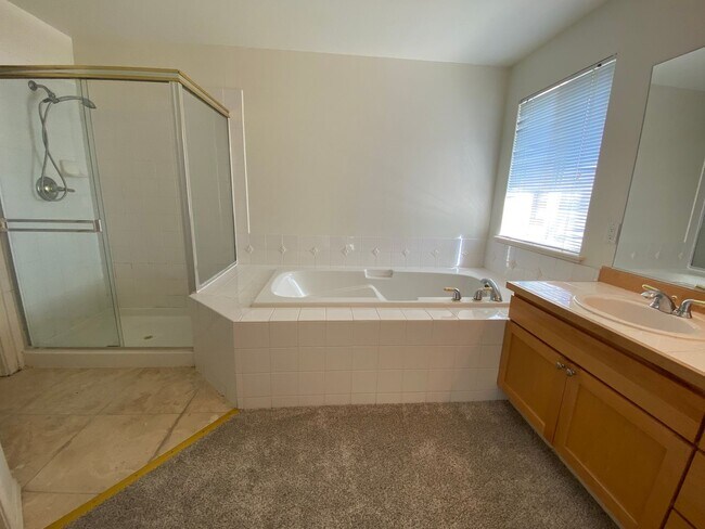 Building Photo - Spacious 4 bedroom 2.5 traditional house