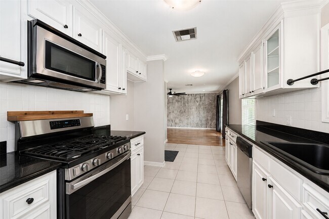 Building Photo - 9531 Weatherwood Dr