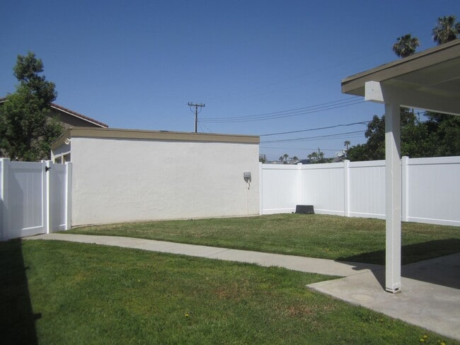 Building Photo - Immaculate 2 Bedroom Loma Linda Duplex