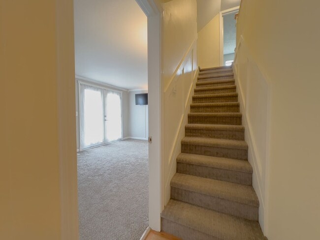 Building Photo - Country living 5 bed w/RV parking and 3 car garage!