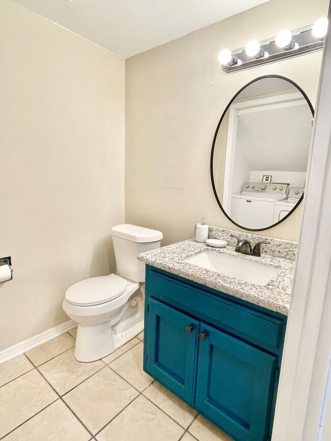 Building Photo - 3 BR 2.5 BA Luxury Townhouse