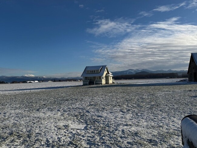 Building Photo - 4 Bedroom Farmhouse