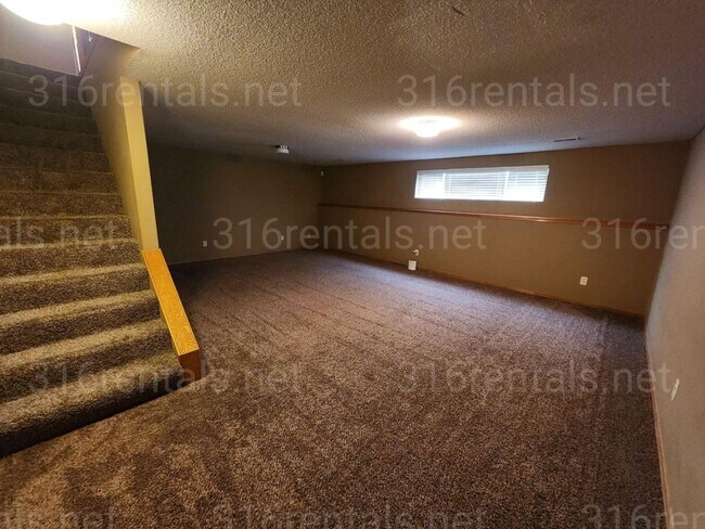 Building Photo - $1,650 - 3 bedroom / 1 bathroom - Single F...