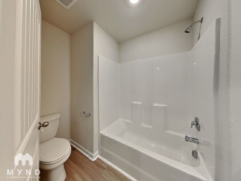 Building Photo - 155 Royal Mdw Dr