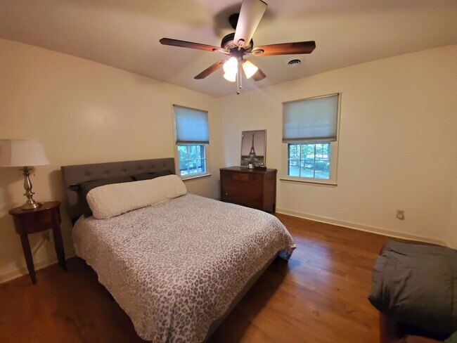 Building Photo - 225 Woodglen Dr