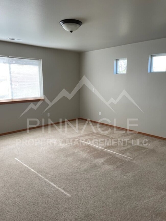 Building Photo - 1808 Clearview Dr