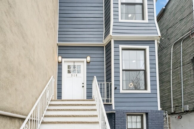 Building Photo - 318 2nd St