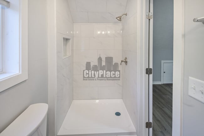 Building Photo - 2224 N Kenwood Ave