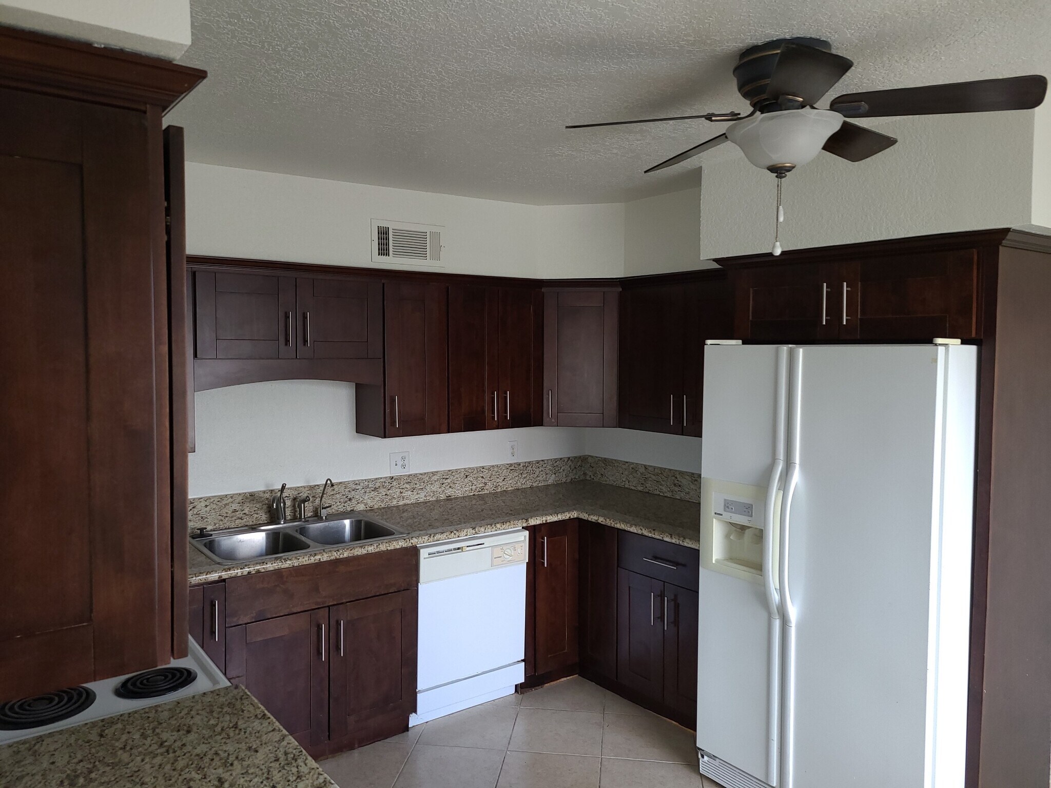 Building Photo - 261 Cottonwood Dr