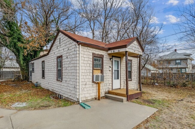 Building Photo - Cozy Home!! Only a few minutes from the downtown area!