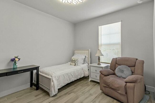 Building Photo - Available Furnished or Unfurnished 2Bed/2Bath+Office in Weslyn Park at Sunbridge