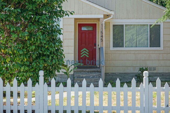Building Photo - Charming 4 BEDS & 1.5 BATH SINGLE FAMILY H...